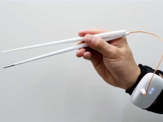 Đũa điện tử làm tăng vị mặn cho thức ăn